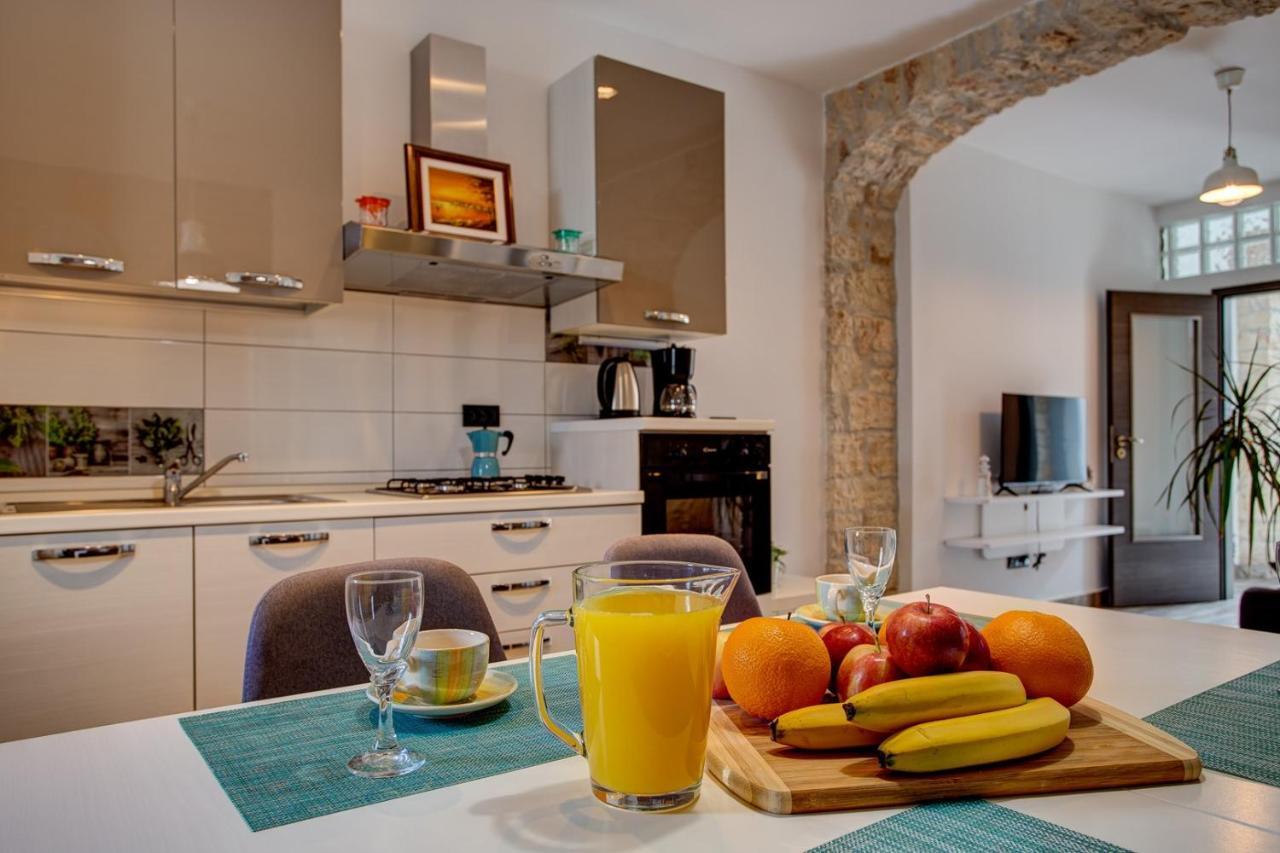 Apartment Laura With Terrace วอดิยัน ภายนอก รูปภาพ