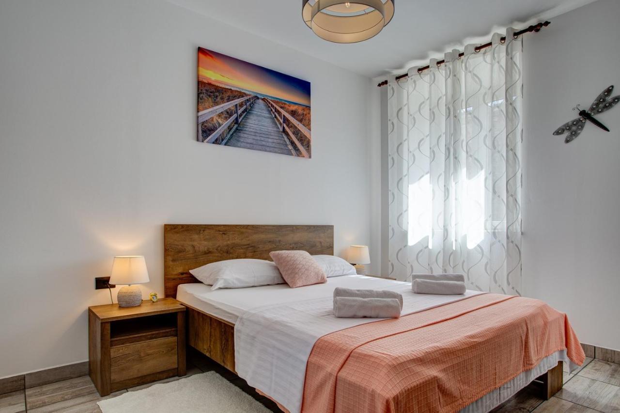 Apartment Laura With Terrace วอดิยัน ภายนอก รูปภาพ