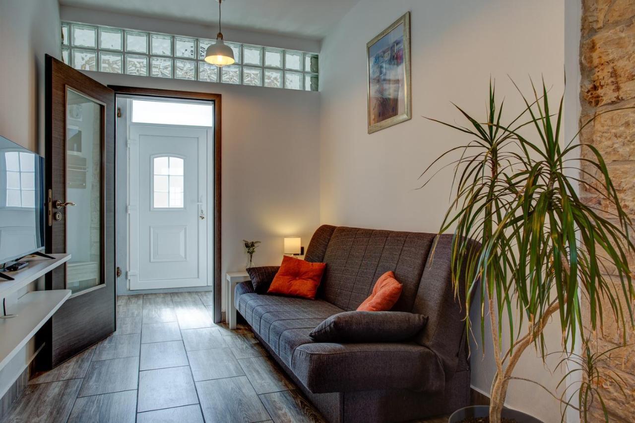 Apartment Laura With Terrace วอดิยัน ภายนอก รูปภาพ